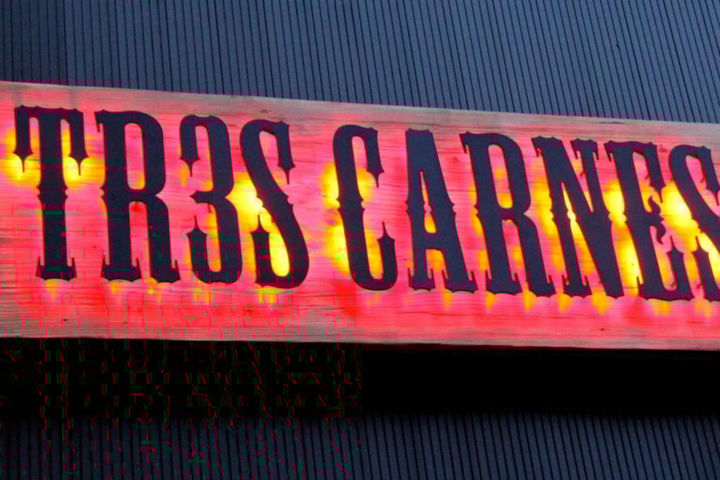 Tres Carnes Sign Dylan 1