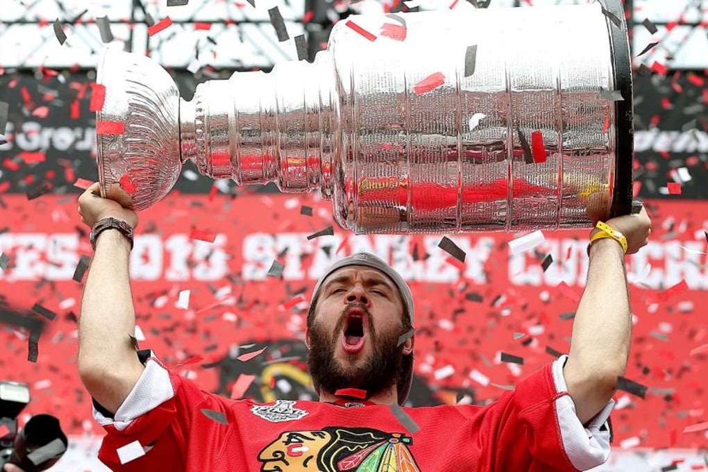061815 NHL blackhawks seabrook holds stanley cup ahn PI.vadapt.980.high .25