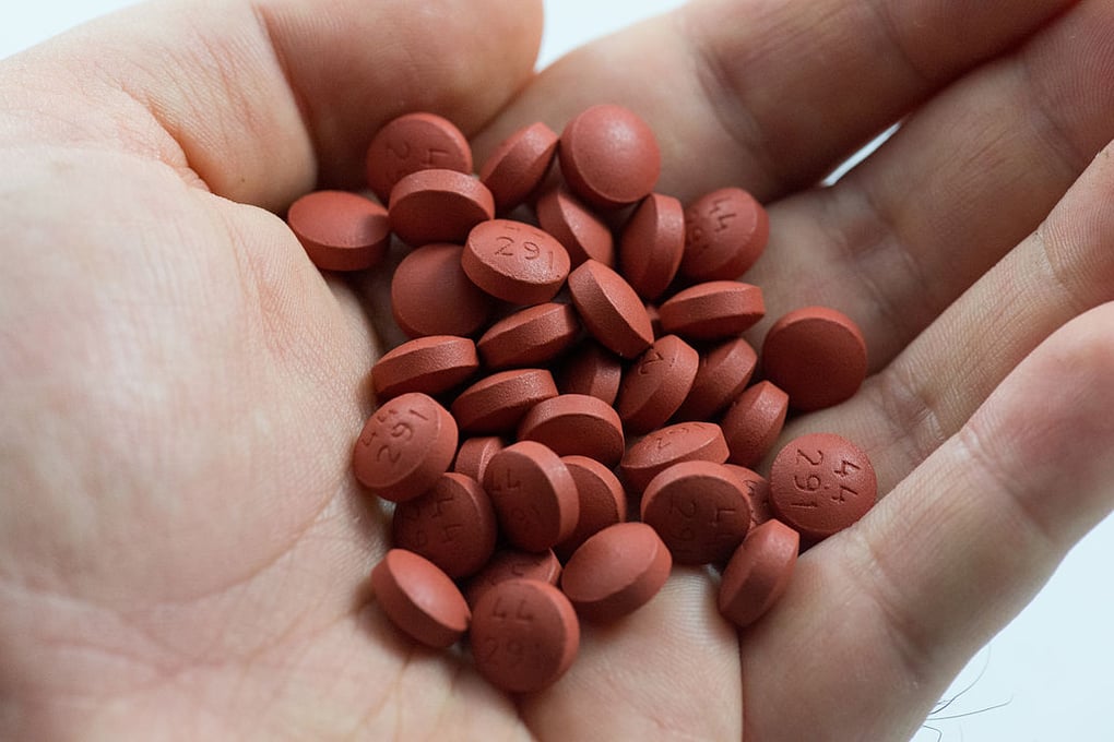1024px Ibuprofen tablets in palm of hand