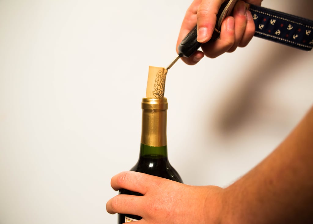 Если шампанское не открывается. Открывание бутылки. Открытие бутылки. Прибор для вина без открытия бутылки. Открывание бутылки вина.