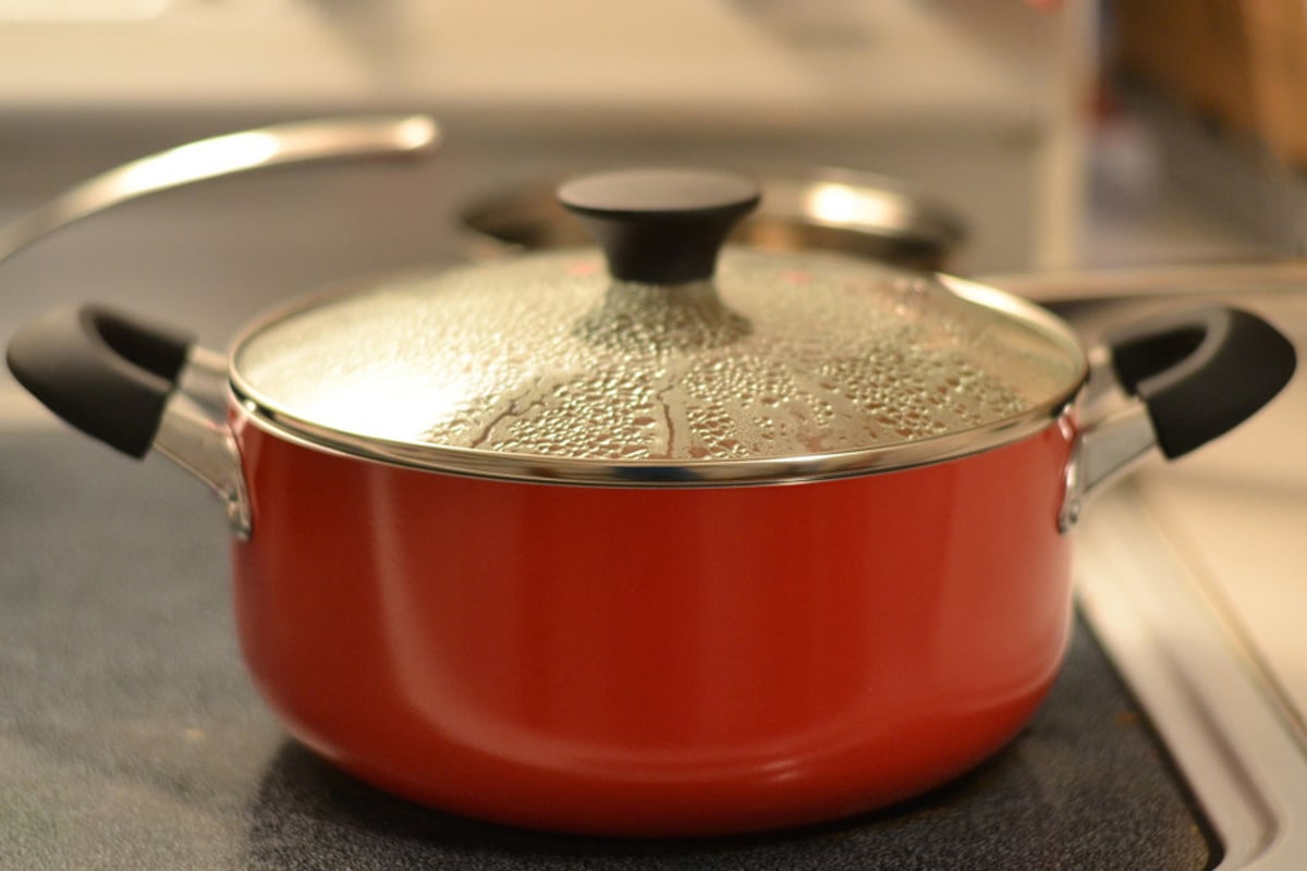 How to Make Red Wine Hot Chocolate for the Holidays