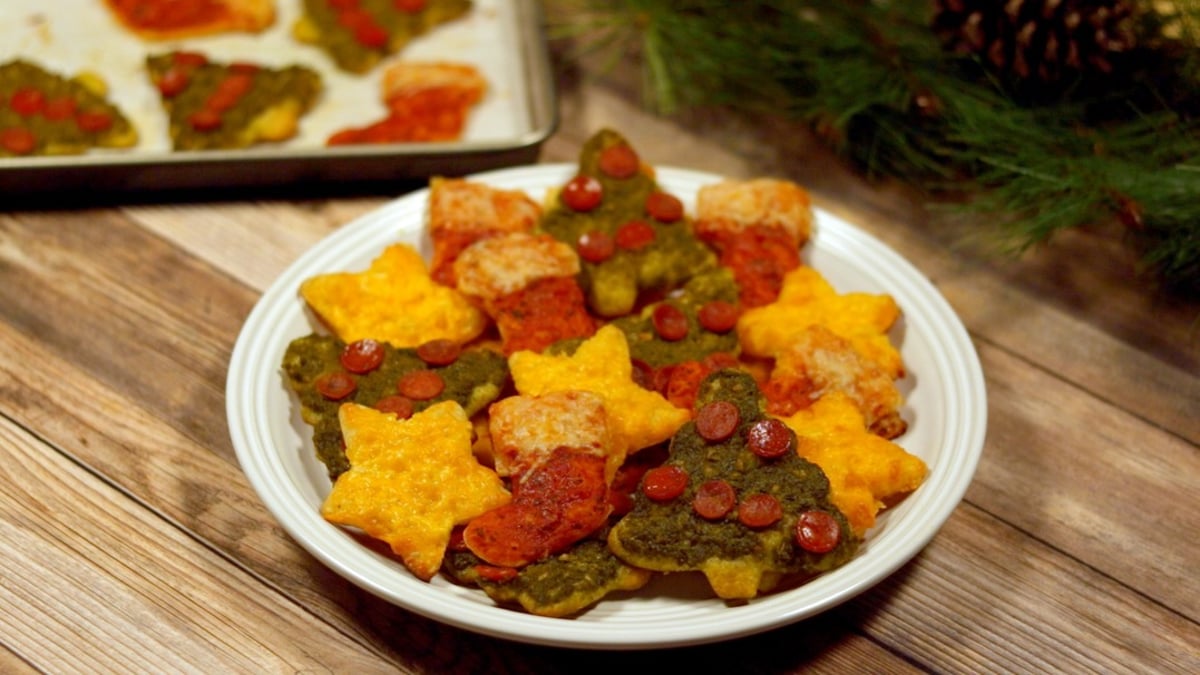 This Christmas Cookie Pizza Recipe Will Surprise Santa