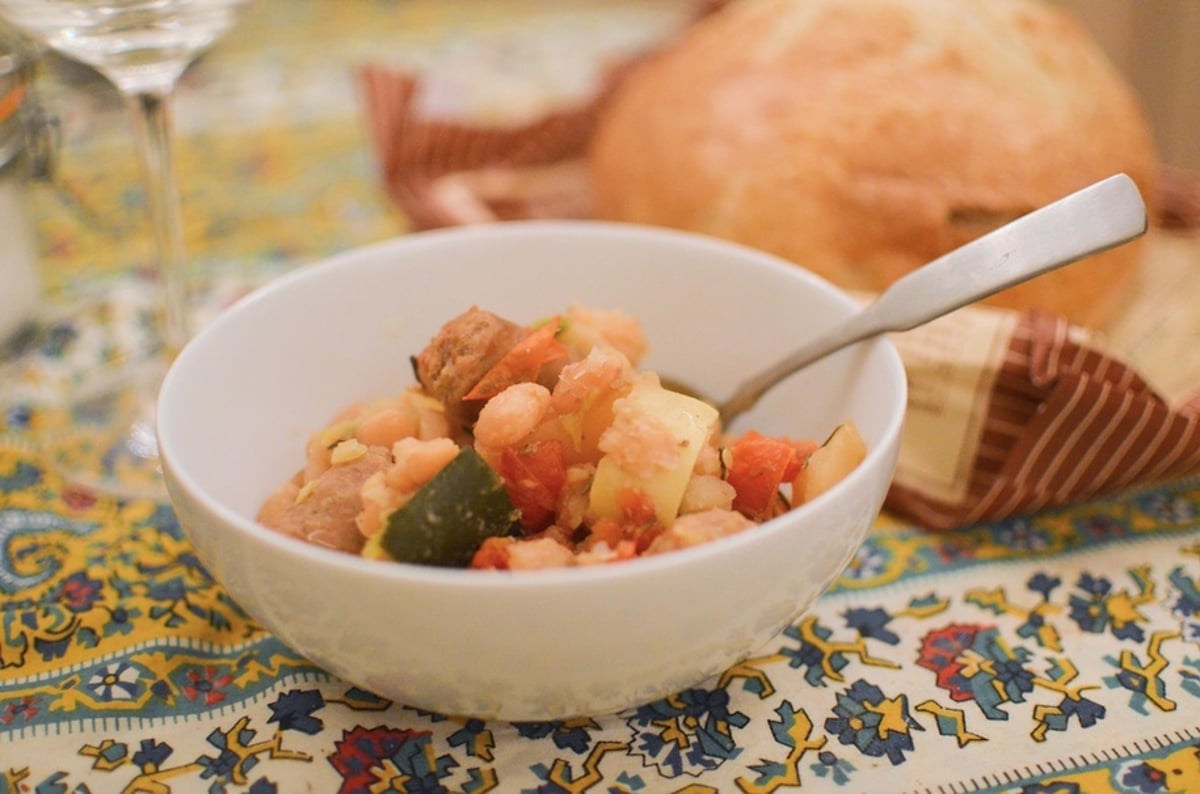 How to Make Beans and Sauce in a Crock-Pot