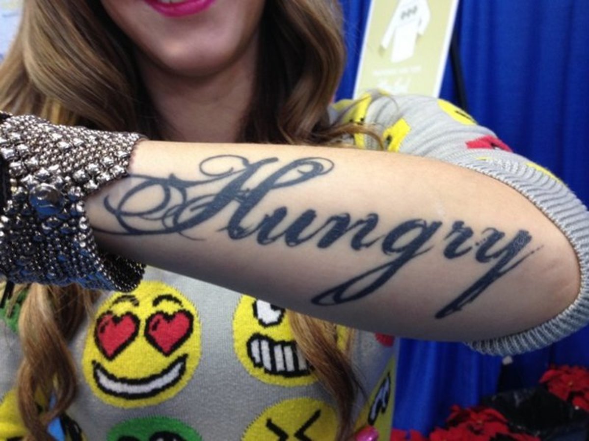 Ein florales Meisterwerk 🌻🌹 Diese Sonnenblume und Rose schmiegen sich  perfekt an den Arm an und ergänzen die vorhandenen Tattoos harmonisch ✨  Feine Linien, satte Details und genau das richtige Maß an ..., image size:1200x898