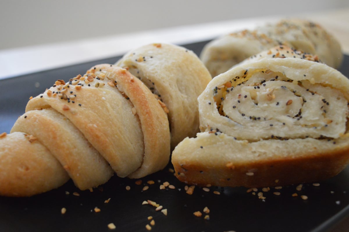 How to Make Everything Bagel Roll-Ups