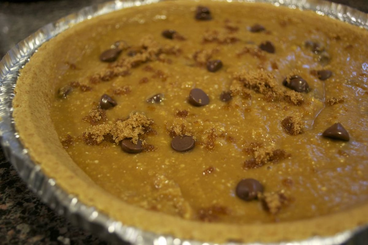 Eggless and Flourless Chocolate Chip Cookie Pie