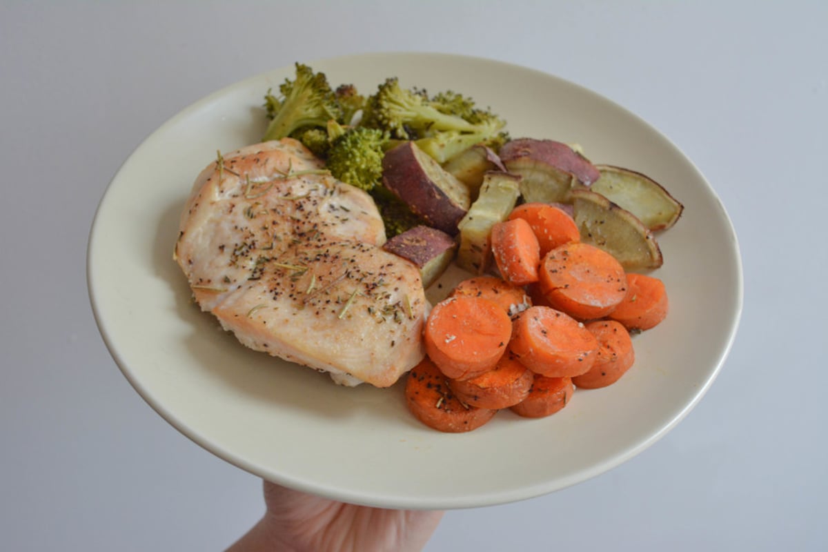 The Reality Of Buzzfeed s One Pan Chicken And Veggie Meal Prep Video the-reality-of-buzzfeed-s-one-pan-chicken-and-veggie-meal-prep-video