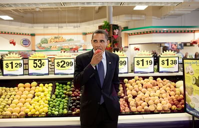 Barack Obama eats a peach %283818237174%29