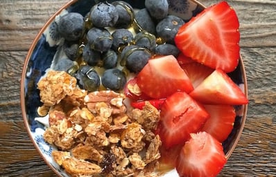 hannah bowl of berries and granola1