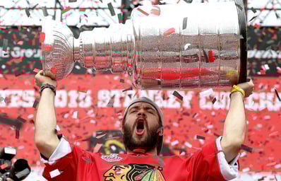 061815 NHL blackhawks seabrook holds stanley cup ahn PI.vadapt.980.high .25