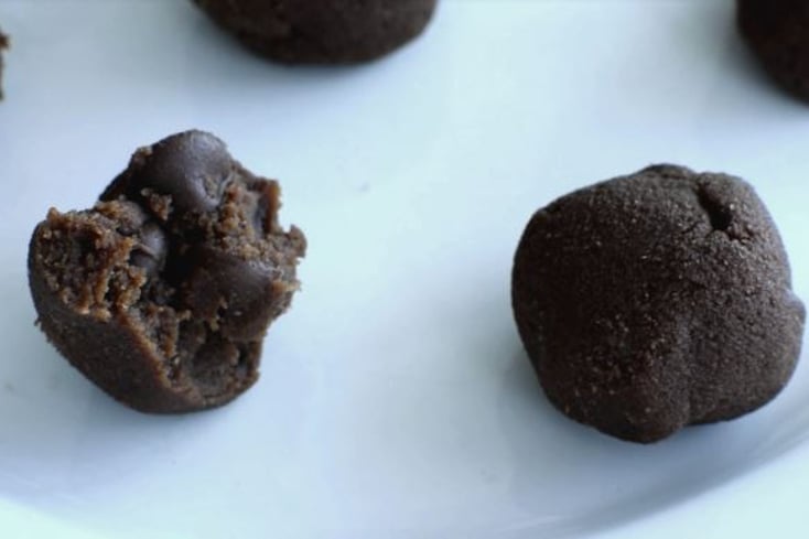 peppermint chocolate no bake balls feature image