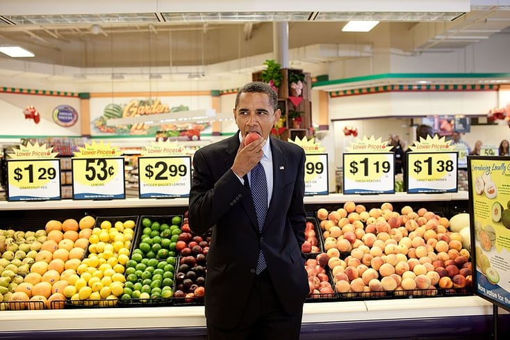 Barack Obama eats a peach %283818237174%29