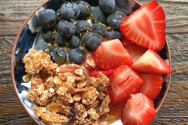 hannah bowl of berries and granola1