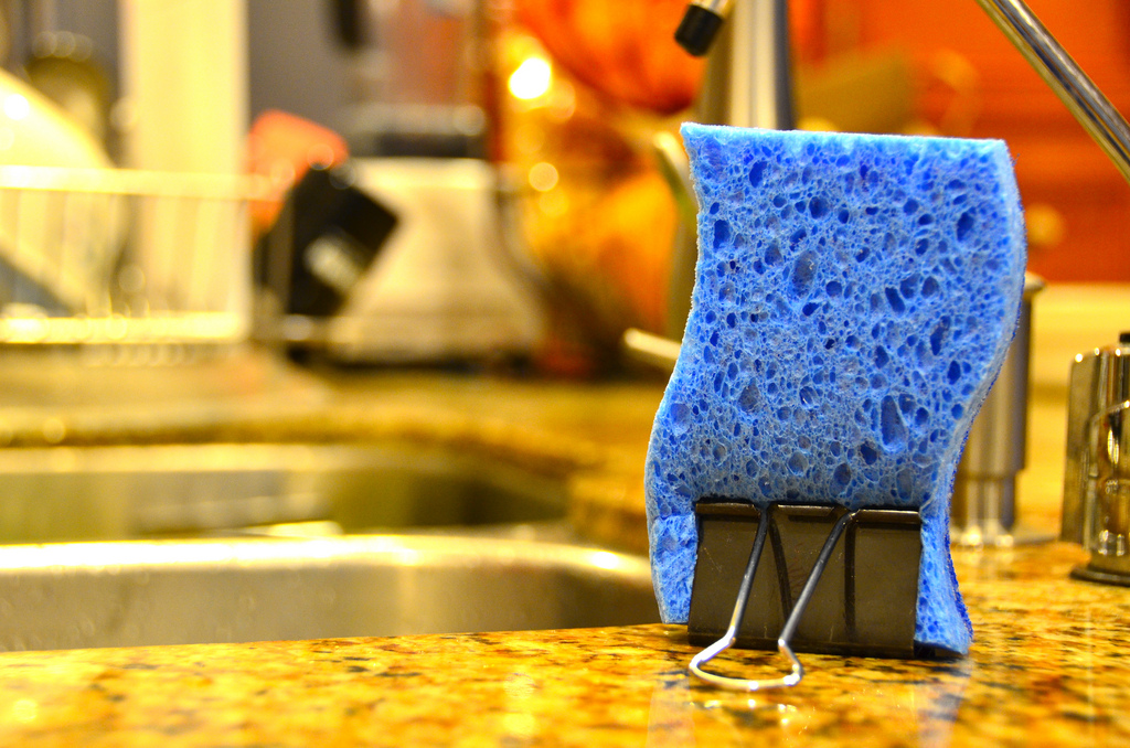 Binder clips keep kitchen sponges dry