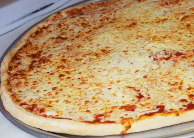  Foto cortesía de Koronet Pizza "width =" 670 "height =" 479 "/></p><p> <em> Foto cortesía de Koronet Pizza </em></p><p> En una ciudad que es famosa por su pizza, <strong> Koronet's </strong> definitivamente ni siquiera está cerca de lo mejor (aunque sus ingredientes son notablemente frescos), pero podría tener la mayor relación tamaño-costo en el mercado. ciudad.</p><p> El jueves, el viernes o el sábado a la noche, encontrarás hordas de estudiantes de Columbia compitiendo para cubrir las rebanadas grasosas "tan largas como tu antebrazo y tan anchas como dos iPhone 6 de punta a punta", todo mientras se miran a sí mismos en el espejos que recubren los mostradores (¡existe esa indulgente y competitiva vibra de Columbia!).</p><p> Lo más probable es que te encuentres con el chico en tu clase de LitHum, la mitad de tu primer año y tu RA, y probablemente todos estarán borrachos. Si está buscando una comida elegante con sus padres, diríjase a <strong> Community Food & Juice </strong>; pero si estás buscando curar a los drunkies locos, Koronet's es el lugar.</p><p> <span
style=