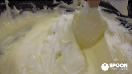Setelah 4 jam, kamu bisa mencampur adonan puding dengan whipped cream hingga merata. (Via: spoonuniversity.com)