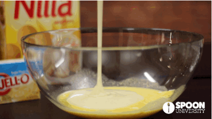 Aduk air, bubuk puding, dan susu kental manis dalam mangkuk ukuran sedang sampai halus. (Via: spoonuniversity.com)