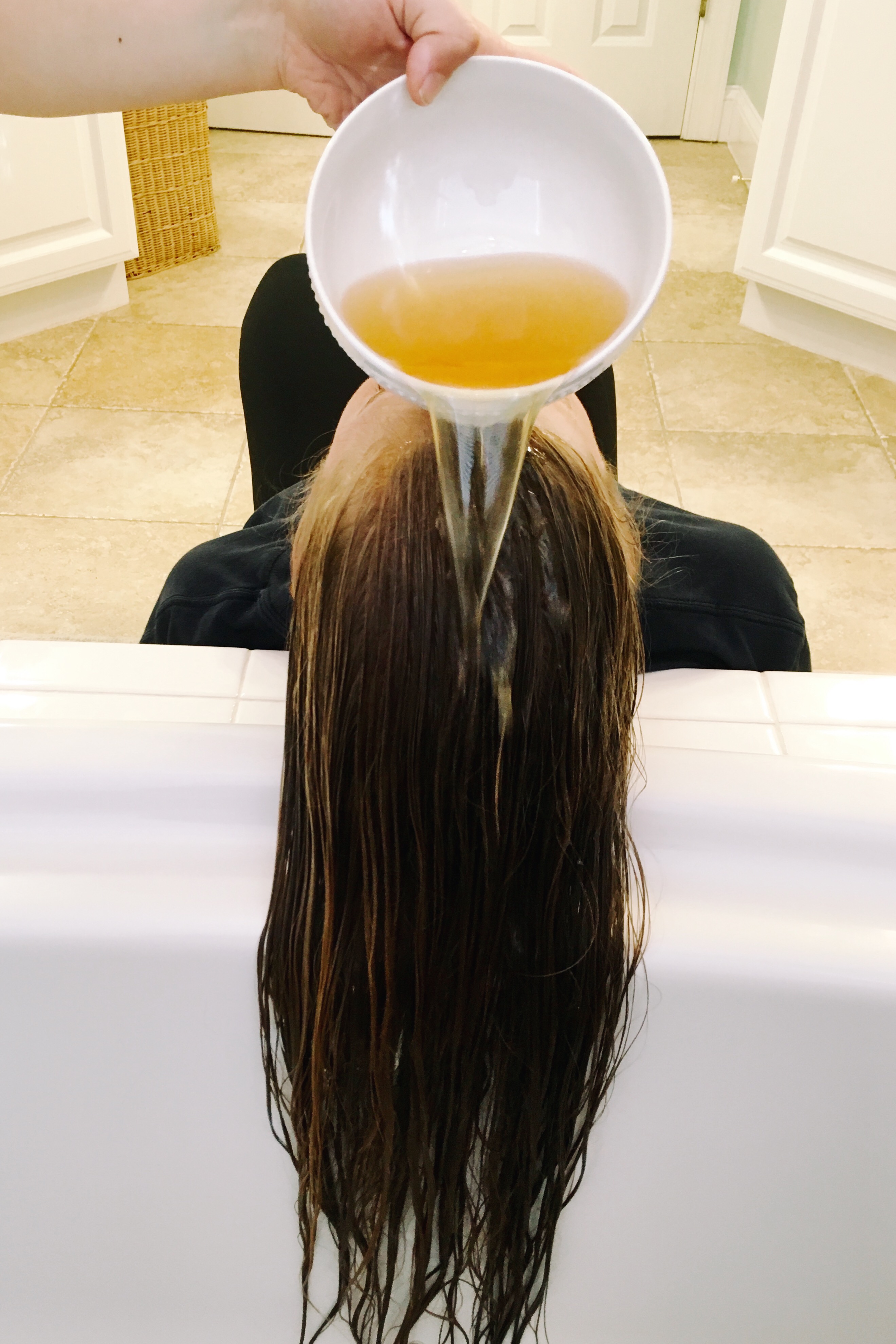 This Beer and Vinegar Rinse Will Naturally Strengthen Your Hair